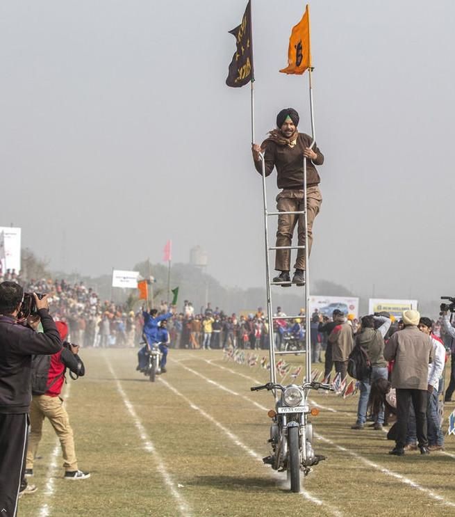 印度村民举办乡村奥运会 比赛项目千奇百怪