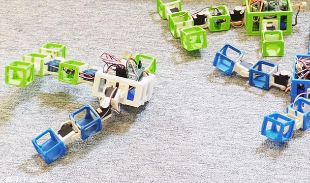 图中右侧就是机器人父母，左侧则是机器人宝宝。图中可以看到，机器人父母分别是蓝色和绿色的，机器人宝宝身上蓝、绿色都有。