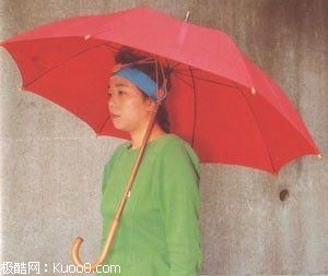 下雨天外出买东西，最担心的就是一手拿雨伞，一手提东西，提的少也就罢了，要是双手拎满东西走在路上，还要拿雨伞，可要怎么办哦?也许你会说：实在不行就穿雨衣，要么就淋着！人家日本人在这方面可真是下了一番功夫的，只要有把装上一个工具，就能戴在头上，这样就解放了双手，即使双手拎东西也完全没压力。