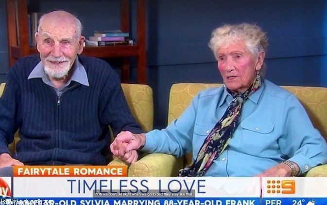 88岁老翁15年不间断求婚 终于娶到93岁女友