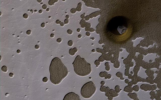 火星发现神秘“深洞”,若隐若现!NASA无法解释,跟外星人有关？