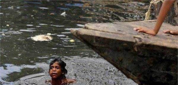 印度的孩子宁愿不上学也要每天泡在恒河里！原因让人心酸！_图5