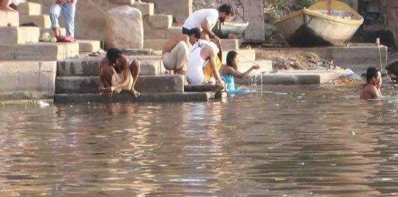 印度的孩子宁愿不上学也要每天泡在恒河里！原因让人心酸！_图1
