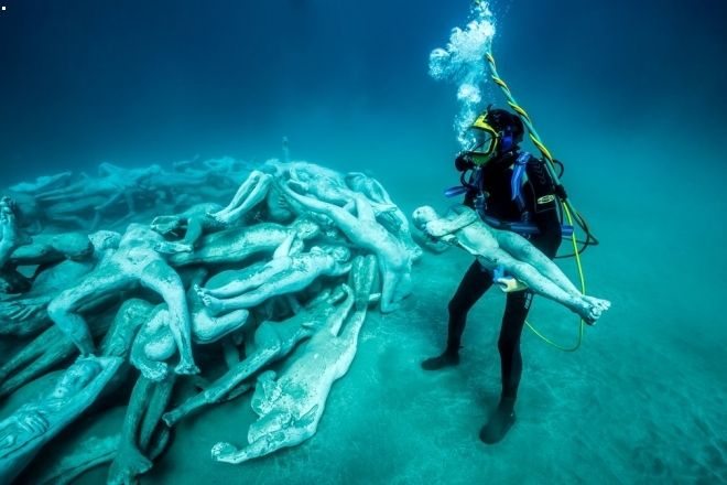 欧洲第一个水下博物馆开放，内含300个真人大小的雕塑(2)