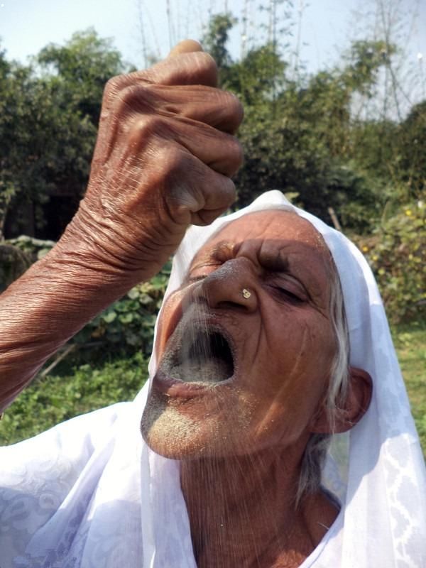 印度奇人吃砂60年 称吃砂能长寿