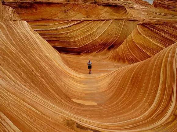 美国亚利桑那州和犹他州边界的波浪形砂岩构造