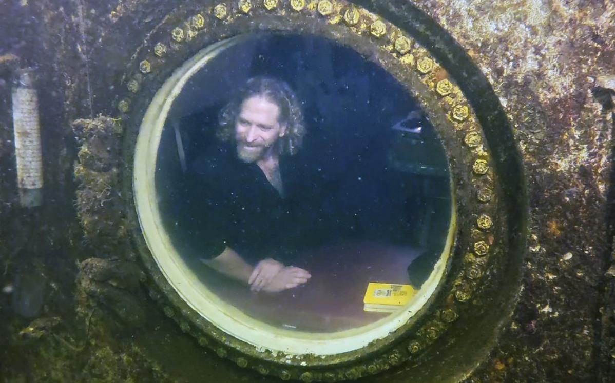 美“深海博士”在海底小屋住了74天 创下水下生活最长纪录